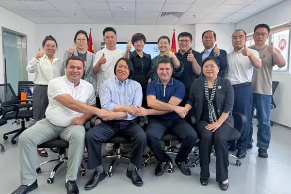 Anchue asistió a la ceremonia de firma de Comeia-Aircuz para co-foacharse el mercado de accesorios automotrices de Asia Central